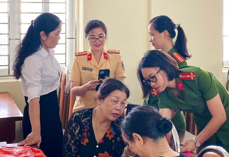 Công an quận Hồng Bàng: Tuyên truyền, hướng dẫn cấp CCCD gắn chíp và kích hoạt tài khoản Định danh điện tử